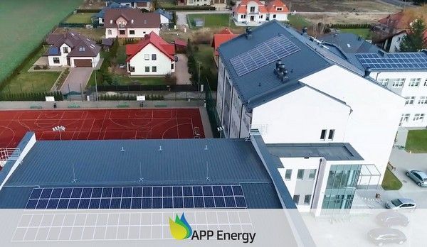 Instalacja fotowoltaiczna na dachu pensjonatu, wykonana przez firmę APP Energy